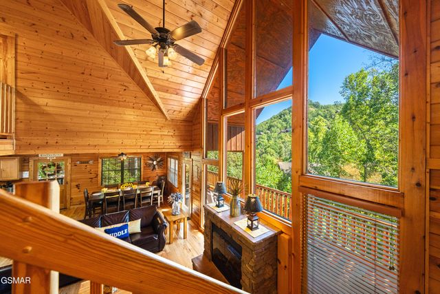 1642 Kissing Way, Sevierville, TN 37862