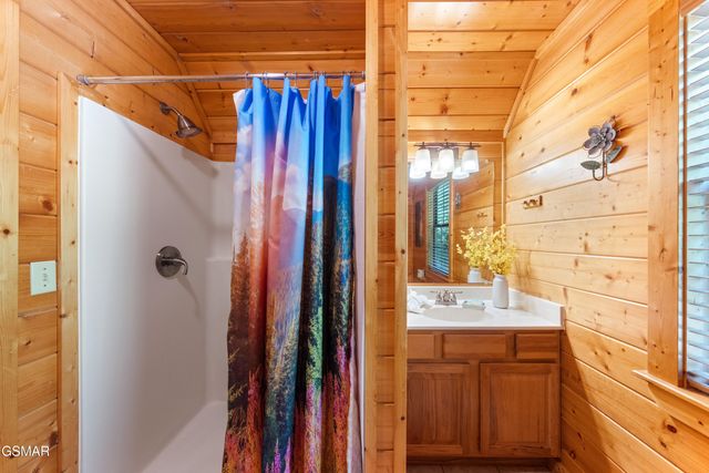 1642 Kissing Way, Sevierville, TN 37862