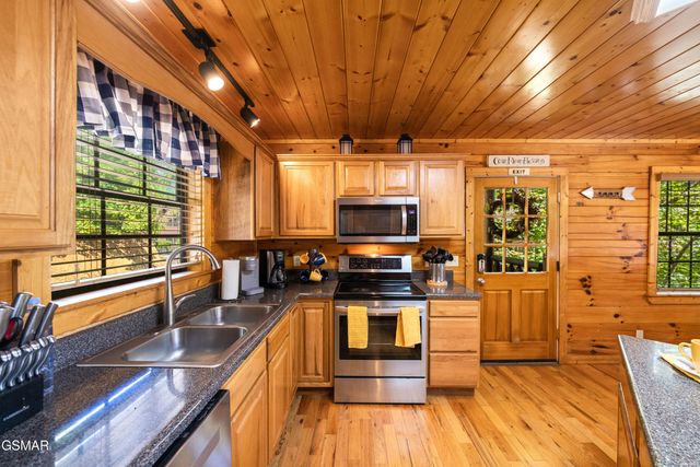 1642 Kissing Way, Sevierville, TN 37862