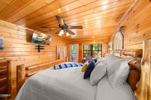 1642 Kissing Way, Sevierville, TN 37862