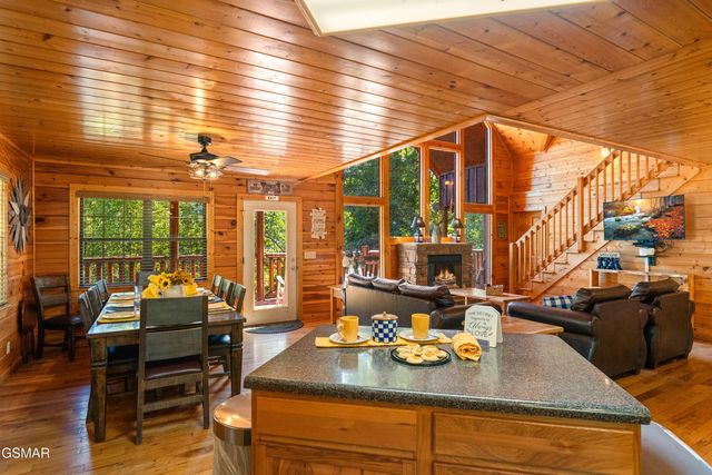 1642 Kissing Way, Sevierville, TN 37862