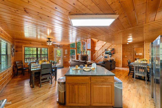 1642 Kissing Way, Sevierville, TN 37862