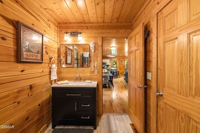 1642 Kissing Way, Sevierville, TN 37862