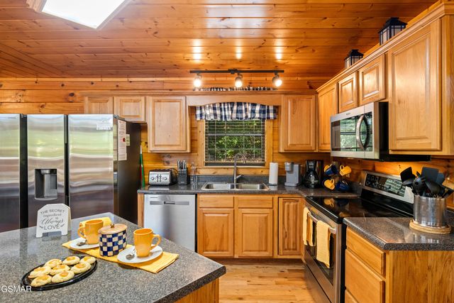 1642 Kissing Way, Sevierville, TN 37862