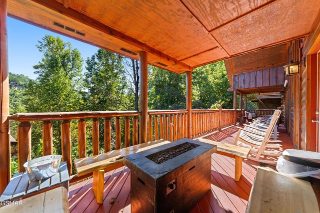 1642 Kissing Way, Sevierville, TN 37862