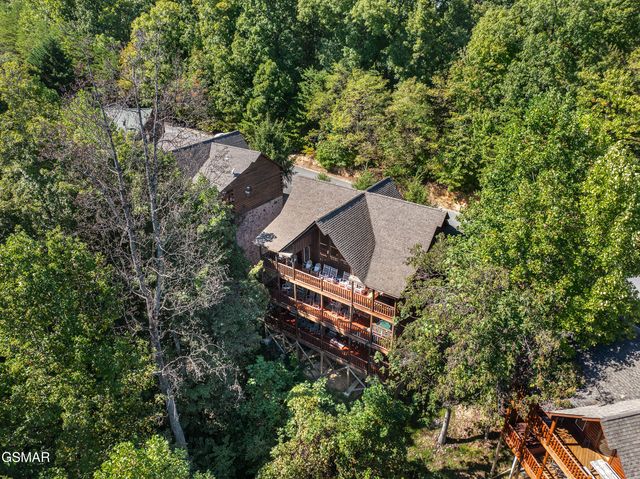 1642 Kissing Way, Sevierville, TN 37862