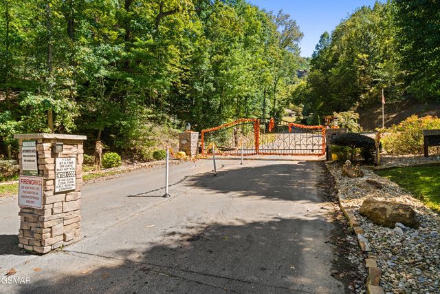 1642 Kissing Way, Sevierville, TN 37862