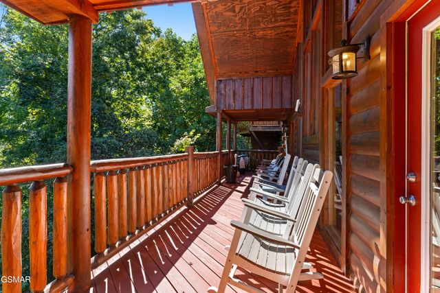 1642 Kissing Way, Sevierville, TN 37862