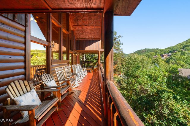 1642 Kissing Way, Sevierville, TN 37862