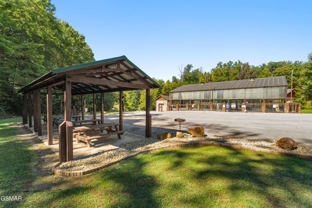 1642 Kissing Way, Sevierville, TN 37862