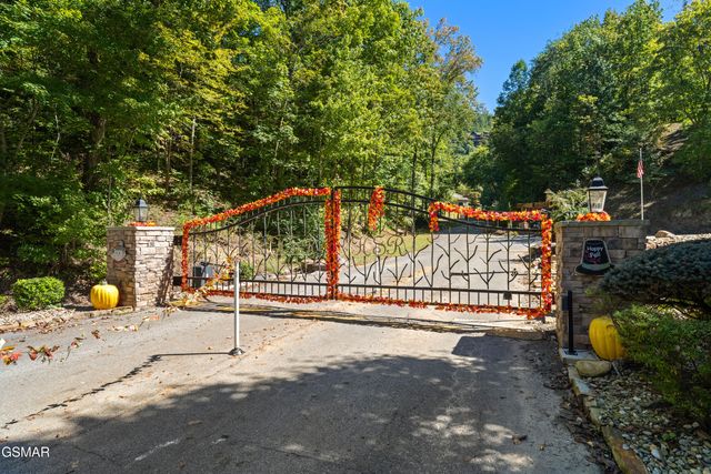 1642 Kissing Way, Sevierville, TN 37862