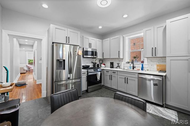 7110 Forsyth Boulevard, University City, MO 63105