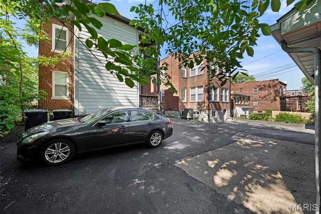 7110 Forsyth Boulevard, University City, MO 63105