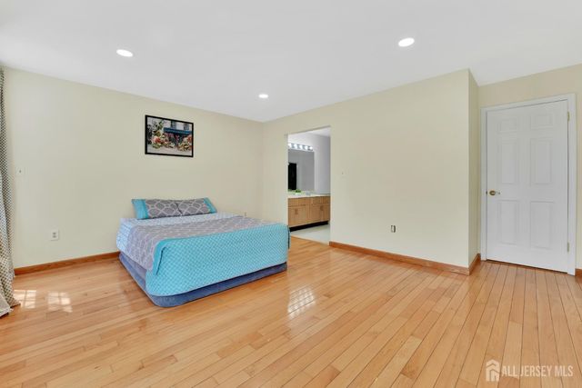 88 W Countryside Drive W, South Brunswick, NJ 08540