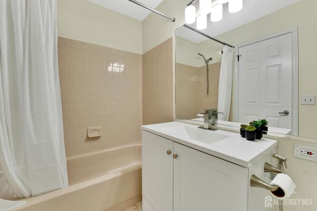 88 W Countryside Drive W, South Brunswick, NJ 08540