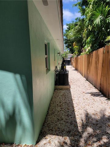 1010 NW 3rd Ave, Hallandale Beach, FL 33009