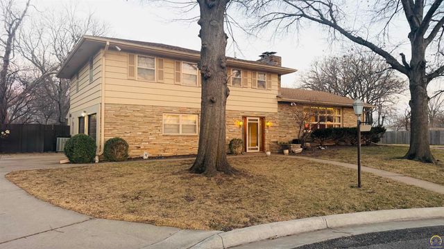 2324 SW Meadow CT, Topeka, KS 66614