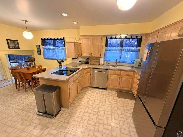 2324 SW Meadow CT, Topeka, KS 66614