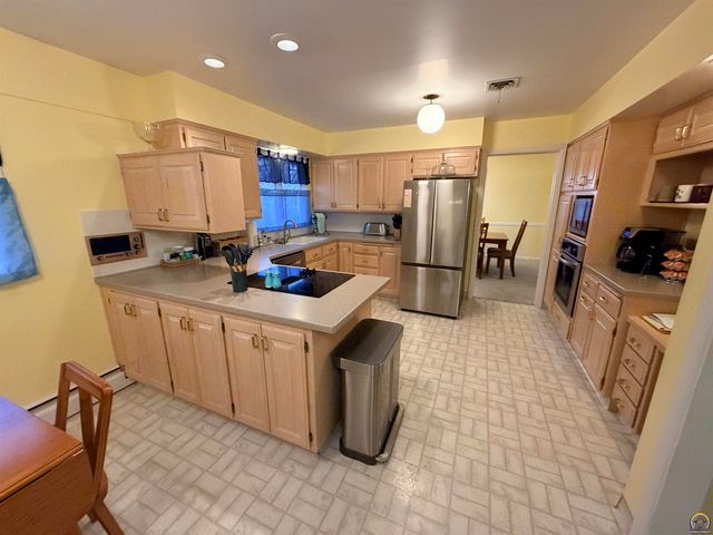 2324 SW Meadow CT, Topeka, KS 66614