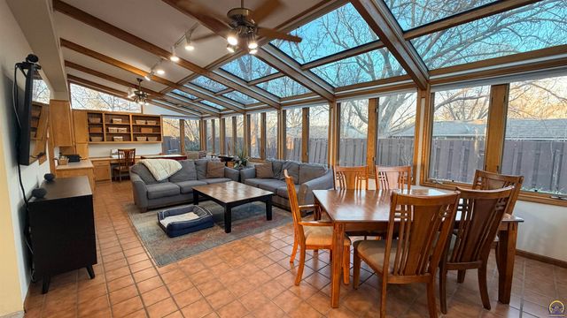 2324 SW Meadow CT, Topeka, KS 66614