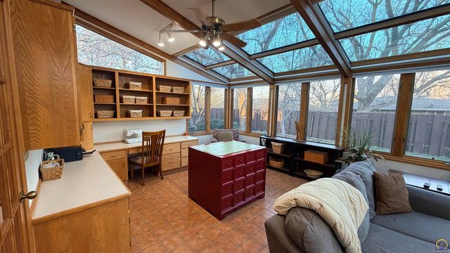 2324 SW Meadow CT, Topeka, KS 66614