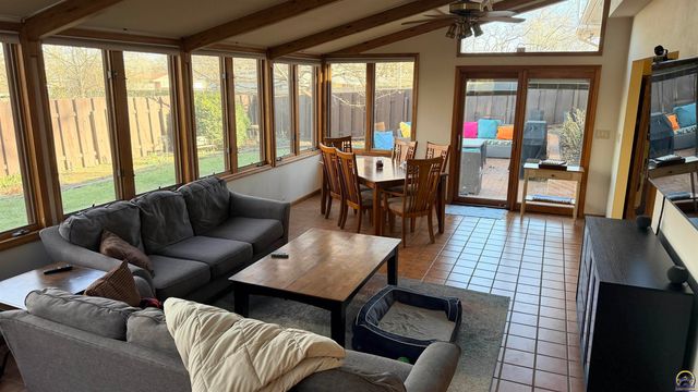 2324 SW Meadow CT, Topeka, KS 66614