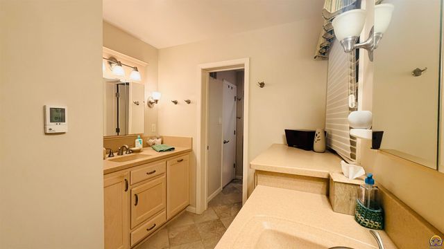 2324 SW Meadow CT, Topeka, KS 66614