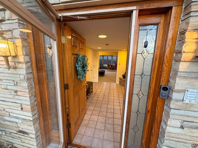 2324 SW Meadow CT, Topeka, KS 66614