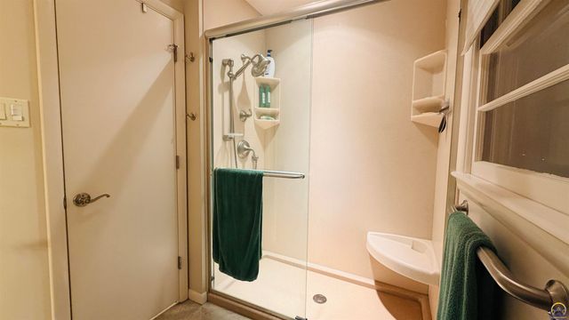 2324 SW Meadow CT, Topeka, KS 66614