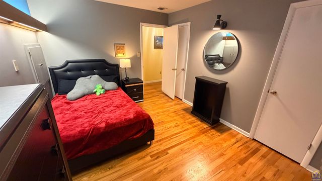 2324 SW Meadow CT, Topeka, KS 66614