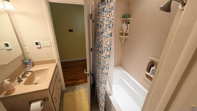 2324 SW Meadow CT, Topeka, KS 66614