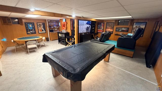 2324 SW Meadow CT, Topeka, KS 66614