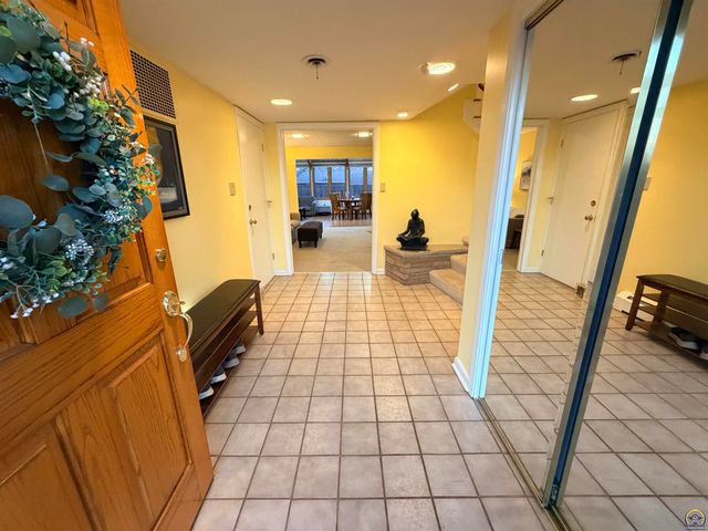 2324 SW Meadow CT, Topeka, KS 66614