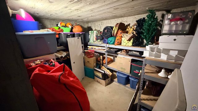 2324 SW Meadow CT, Topeka, KS 66614