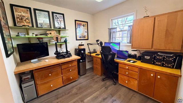 2324 SW Meadow CT, Topeka, KS 66614