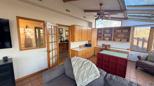 2324 SW Meadow CT, Topeka, KS 66614