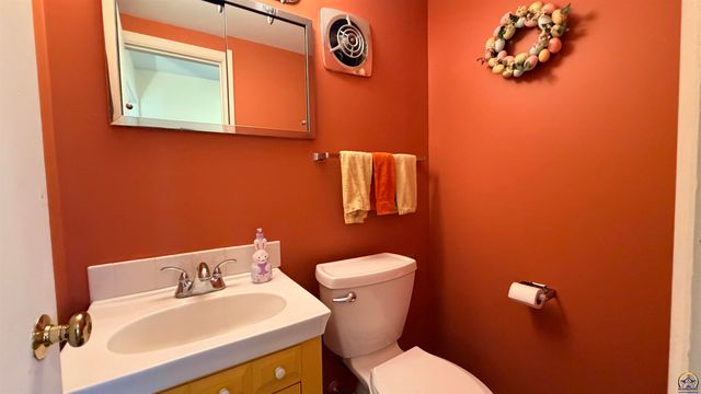 2324 SW Meadow CT, Topeka, KS 66614