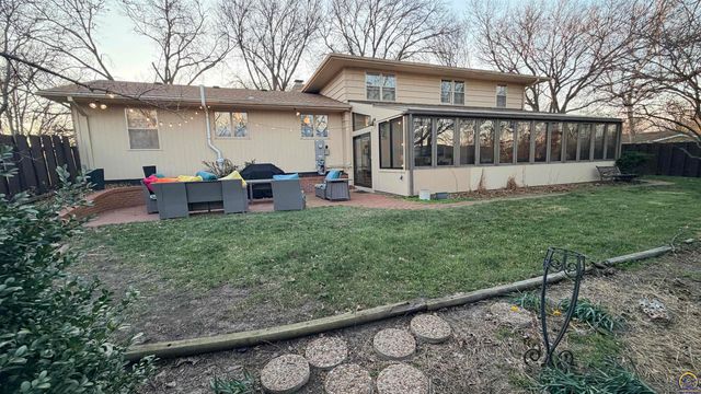 2324 SW Meadow CT, Topeka, KS 66614