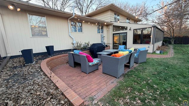2324 SW Meadow CT, Topeka, KS 66614