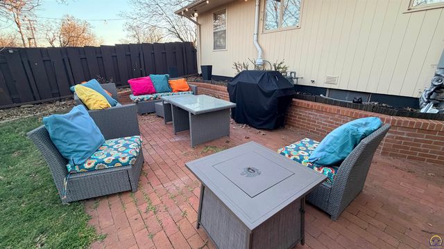 2324 SW Meadow CT, Topeka, KS 66614