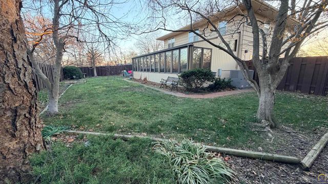 2324 SW Meadow CT, Topeka, KS 66614