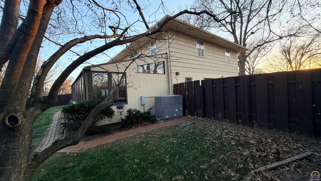 2324 SW Meadow CT, Topeka, KS 66614