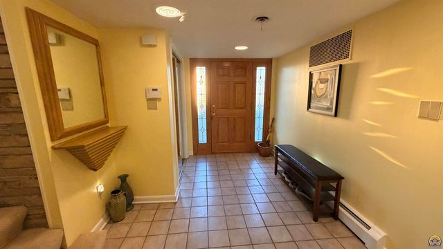 2324 SW Meadow CT, Topeka, KS 66614