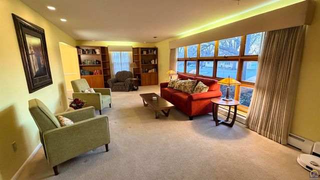 2324 SW Meadow CT, Topeka, KS 66614