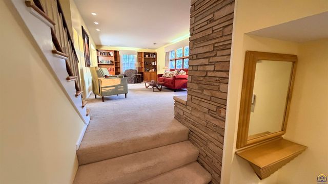 2324 SW Meadow CT, Topeka, KS 66614