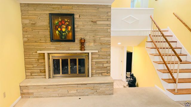 2324 SW Meadow CT, Topeka, KS 66614