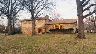 2324 SW Meadow CT, Topeka, KS 66614