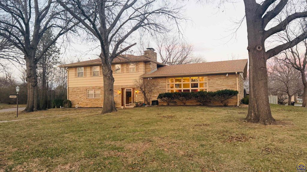 2324 SW Meadow CT, Topeka, KS 66614