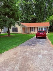 6103 Chaseland Drive, Rex, GA 30273