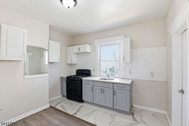 184 W Runyon St, Newark City, NJ 07108